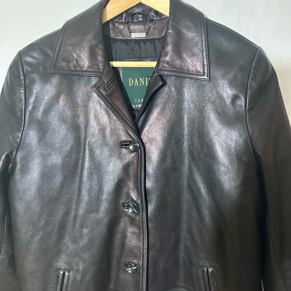 Danier Black genuine Leather Button
Down Jacket classic - Picture 5 of 8